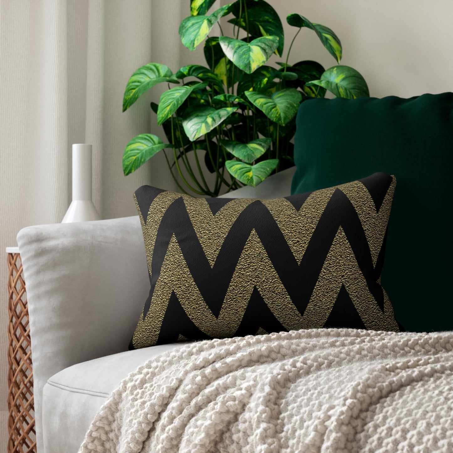 Almohada decorativa en zigzag negra y dorada